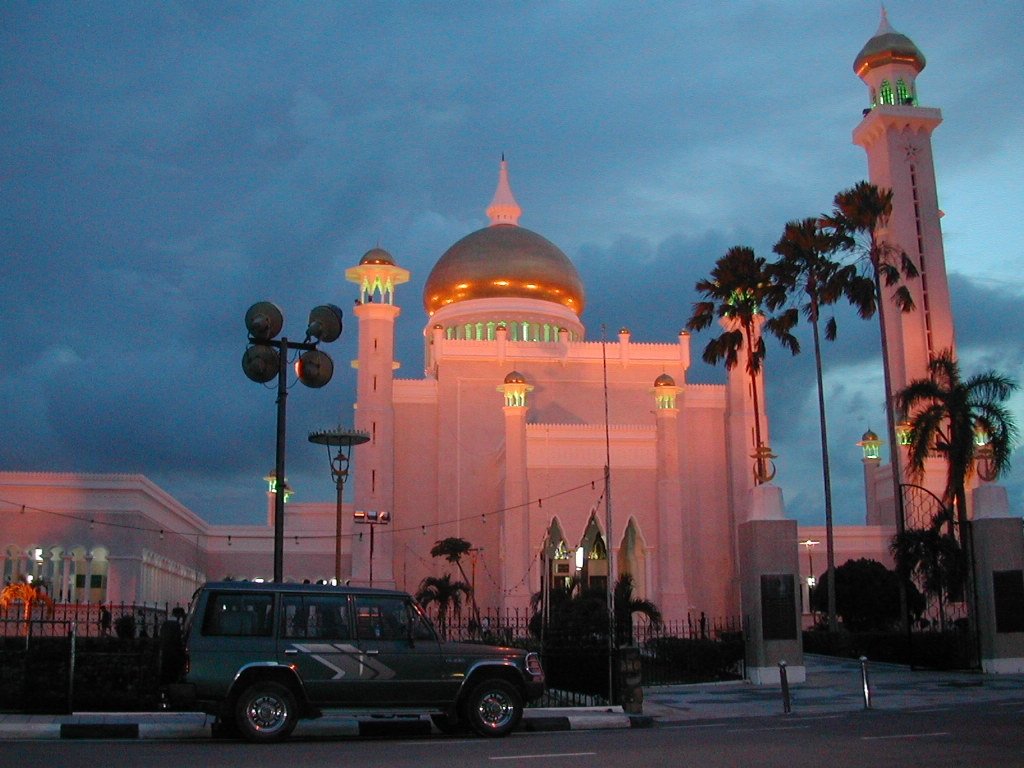Omar Ali Saifuddien Mosque in Brunei (nightfall)